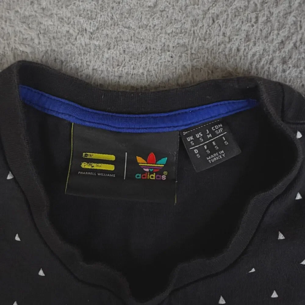 ADIDAS Original Pharrell Williams T-Shirt sz S All Over Print Trefoil Streetwear
